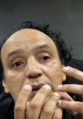 Caca-Carvalho-La-poltrona-scura-1-Regia-di-Roberto-Bacci